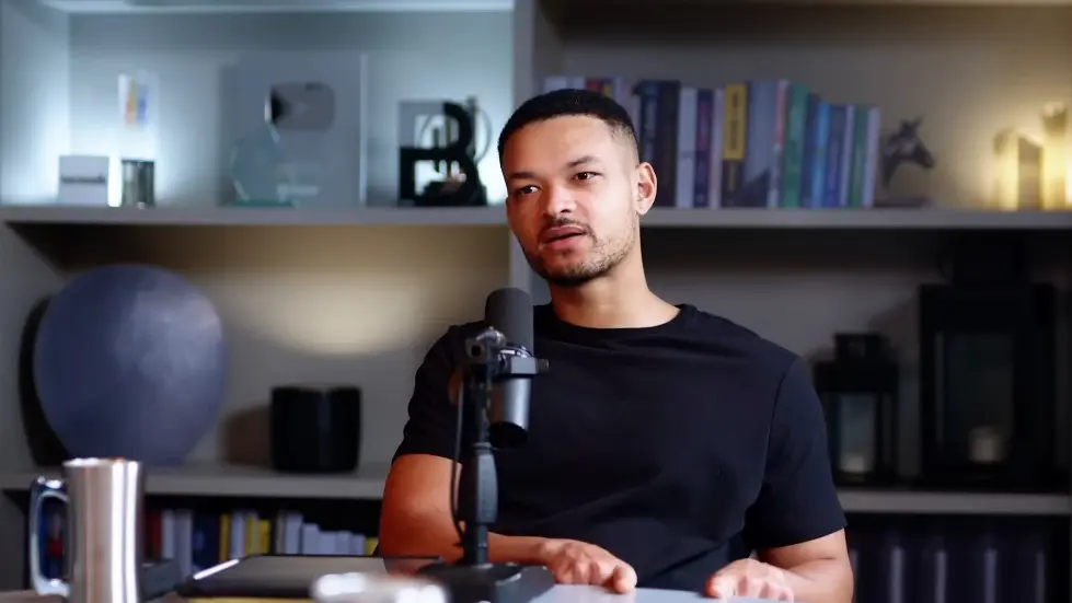 Cole Sprouse: My Narcissistic Mum Sacrificed My Childhood For Fame! | E229 006