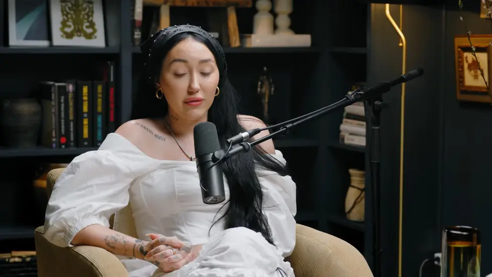 Noah Cyrus ON: FOCUS ON YOURSELF, NOT OTHERS - Stop Negative Thoughts & Build SELF LOVE 010