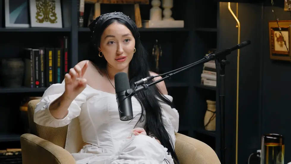 Noah Cyrus ON: FOCUS ON YOURSELF, NOT OTHERS - Stop Negative Thoughts & Build SELF LOVE 011