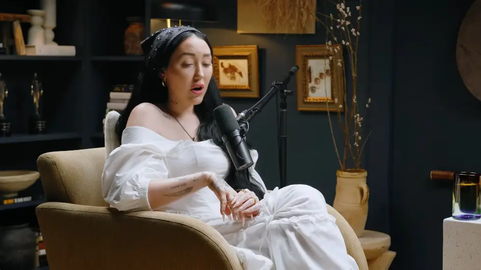 Noah Cyrus ON: FOCUS ON YOURSELF, NOT OTHERS - Stop Negative Thoughts & Build SELF LOVE 017