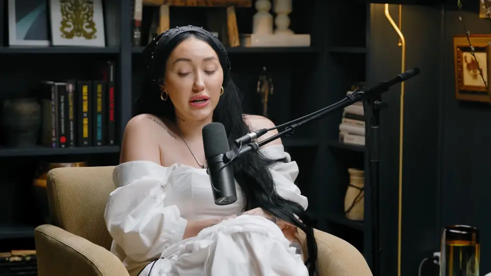 Noah Cyrus ON: FOCUS ON YOURSELF, NOT OTHERS - Stop Negative Thoughts & Build SELF LOVE 018