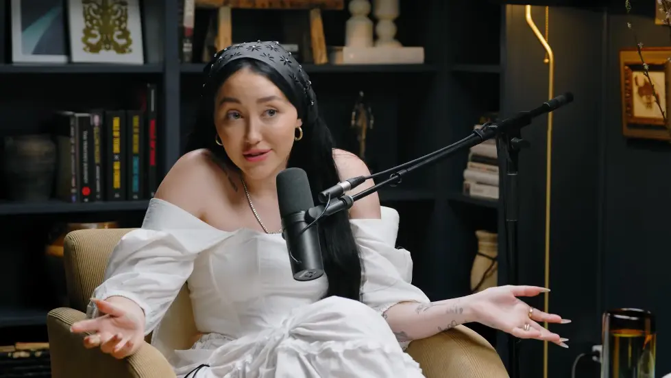 Noah Cyrus ON: FOCUS ON YOURSELF, NOT OTHERS - Stop Negative Thoughts & Build SELF LOVE 021