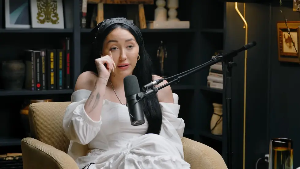 Noah Cyrus ON: FOCUS ON YOURSELF, NOT OTHERS - Stop Negative Thoughts & Build SELF LOVE 022