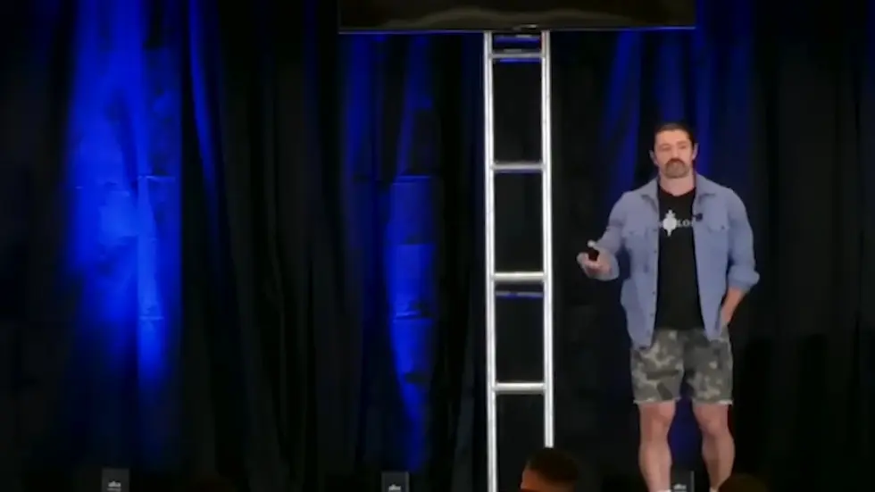 Alex Hormozi: 30 Minutes of sales training that will explode your business in 2022 002