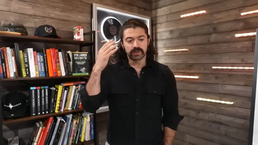 Alex Hormozi: 8 Lessons Charlie Munger Taught Me To Build $112M Business 001