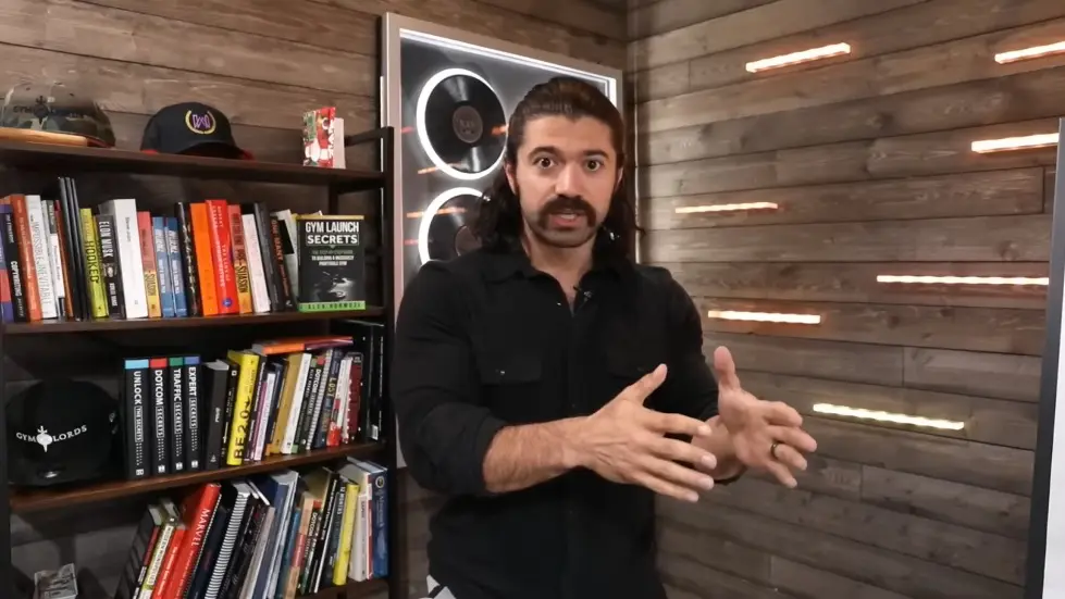 Alex Hormozi: 8 Lessons Charlie Munger Taught Me To Build $112M Business 010