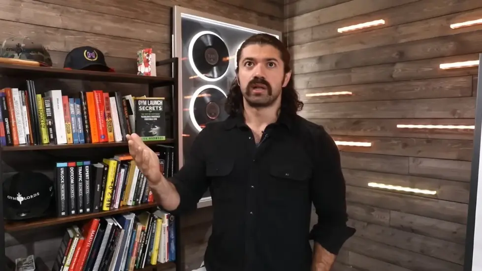 Alex Hormozi: 8 Lessons Charlie Munger Taught Me To Build $112M Business 011