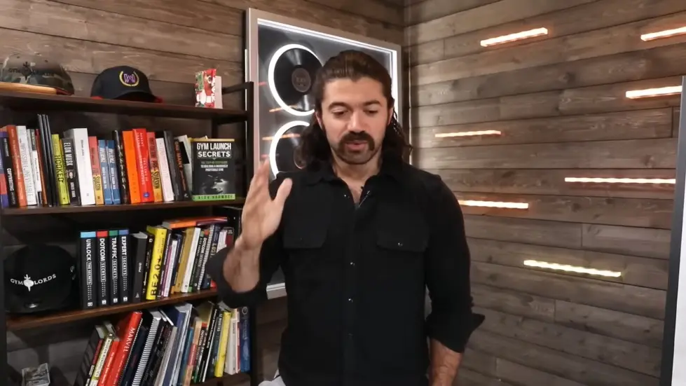 Alex Hormozi: 8 Lessons Charlie Munger Taught Me To Build $112M Business 012