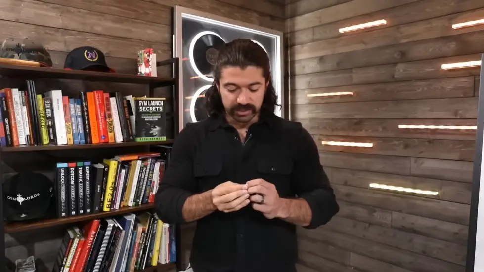 Alex Hormozi: 8 Lessons Charlie Munger Taught Me To Build $112M Business 017