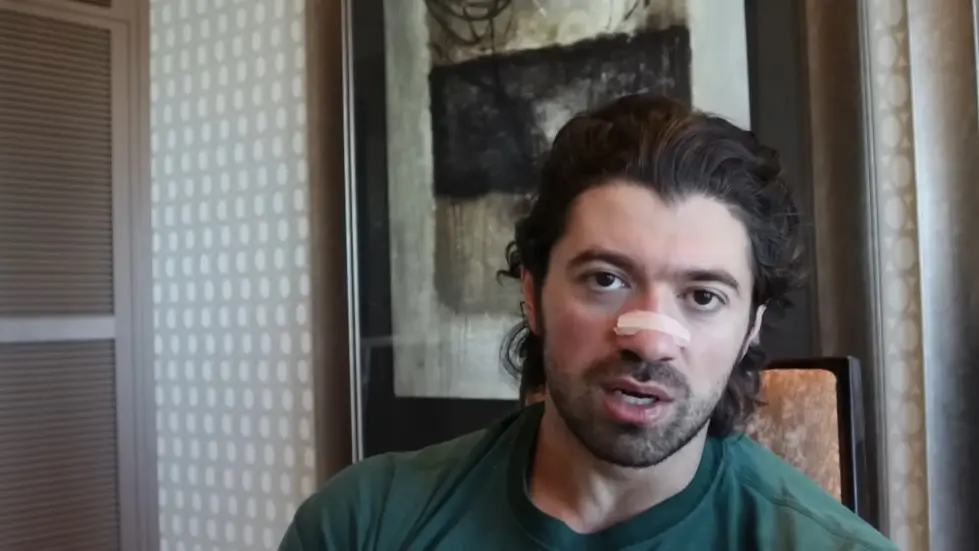 Alex Hormozi: How I became #1 in a "saturated" industry in my 20s... 012