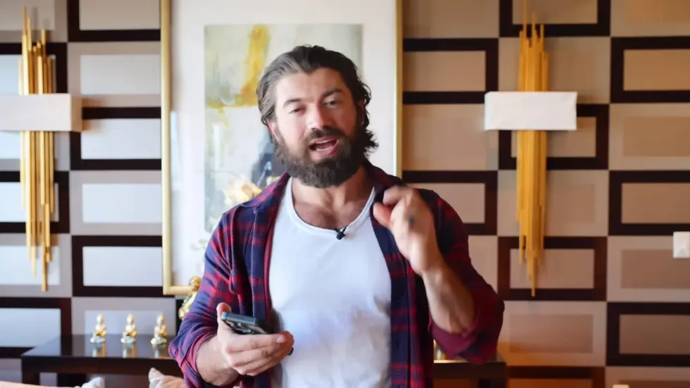 Alex Hormozi: How I built a 1.2M follower audience in 6 months 001