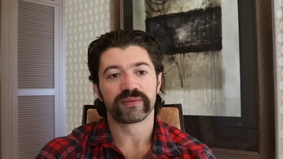 Alex Hormozi: How I CRUSH copycats, thieves and competition. 011