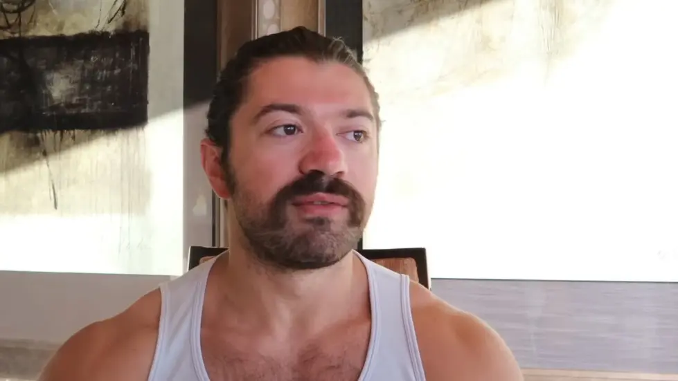 Alex Hormozi: How to sell a product - The most PURSUASIVE tactic you can use... 001