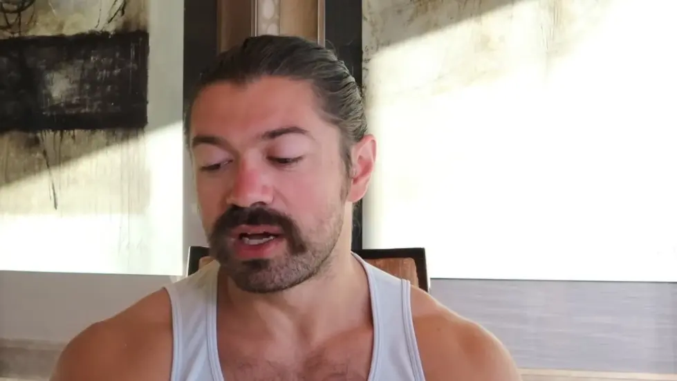 Alex Hormozi: How to sell a product - The most PURSUASIVE tactic you can use... 003