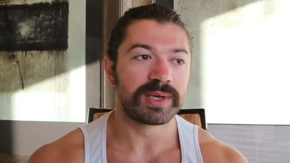 Alex Hormozi: How to sell a product - The most PURSUASIVE tactic you can use... 009