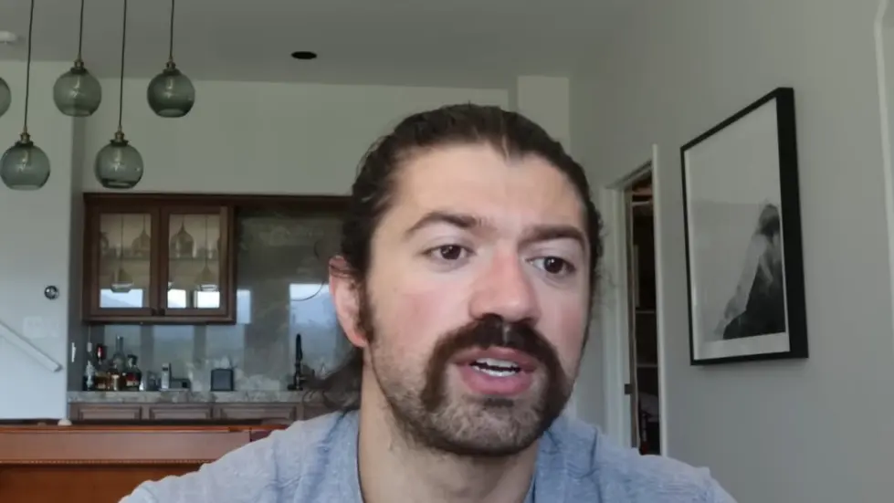 Alex Hormozi: My SIMPLE voice tweak that EXPLODED OUR REVENUE... 001