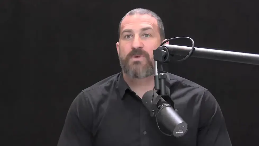 Using Light (Sunlight, Blue Light & Red Light) to Optimize Health | Huberman Lab Podcast #68 025