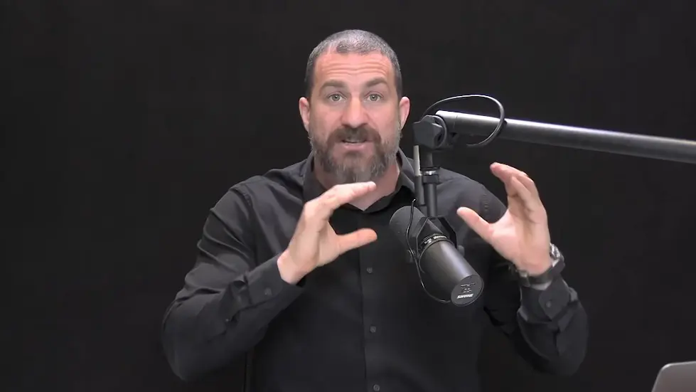 Using Light (Sunlight, Blue Light & Red Light) to Optimize Health | Huberman Lab Podcast #68 040