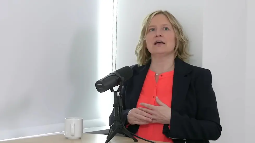 Dr. Emily Balcetis: Tools for Setting & Achieving Goals | Huberman Lab Podcast #83 031