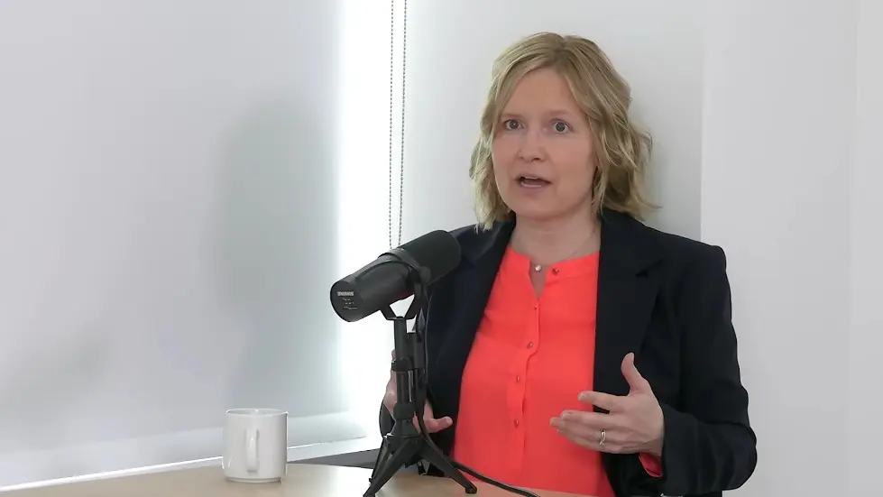 Dr. Emily Balcetis: Tools for Setting & Achieving Goals | Huberman Lab Podcast #83 033