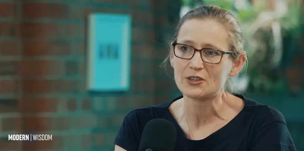 Why You Shouldn’t Share Your Private Life Online - Mary Harrington (4K) 006